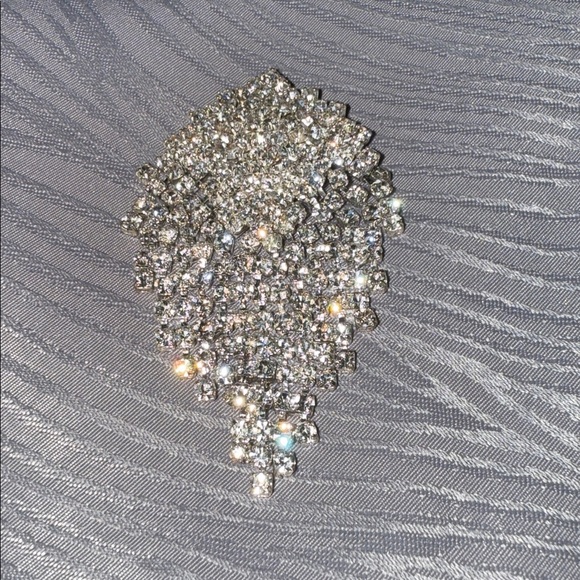 Jewelry - Elegant Silver Crystal Brooch